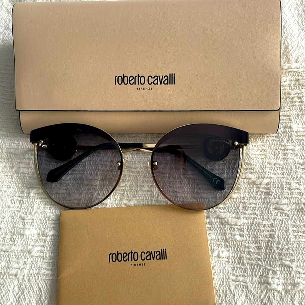 Brand new, no scratches, with case and cloth. Fabulous!